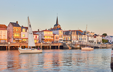 Les maisons colorées des quais de La Chaume au soleil couchant, un voilier à quai